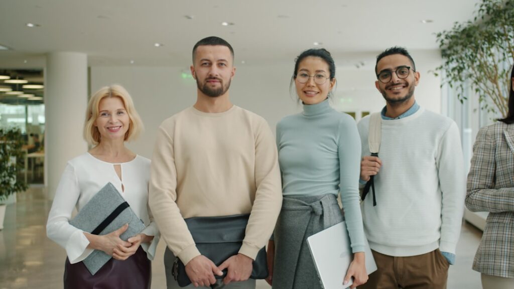 Grupo Diversificado De Profissionais Juntos Dentro De Casa q1jHh0MWTFk