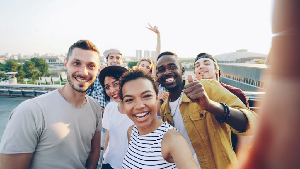 Um Grupo Diversificado De Amigos Tirando Uma Selfie Ao Ar Livre 2SqN6 Fraqw