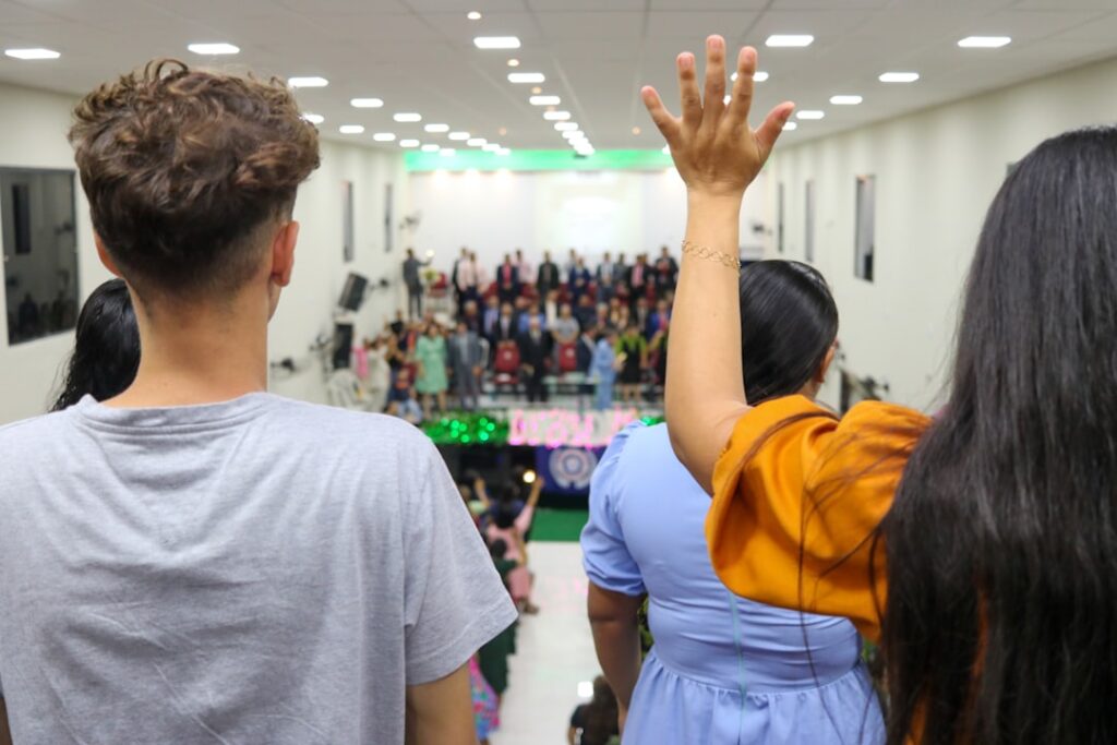Um Grupo De Pessoas Em Pe Na Frente De Uma Multidao FEZXVhjXQKM