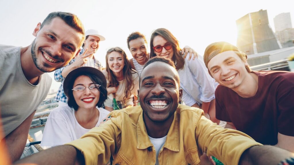 Um Grupo Diversificado De Amigos Sorrindo Juntos Ao Ar Livre Ib0KLrAfb E