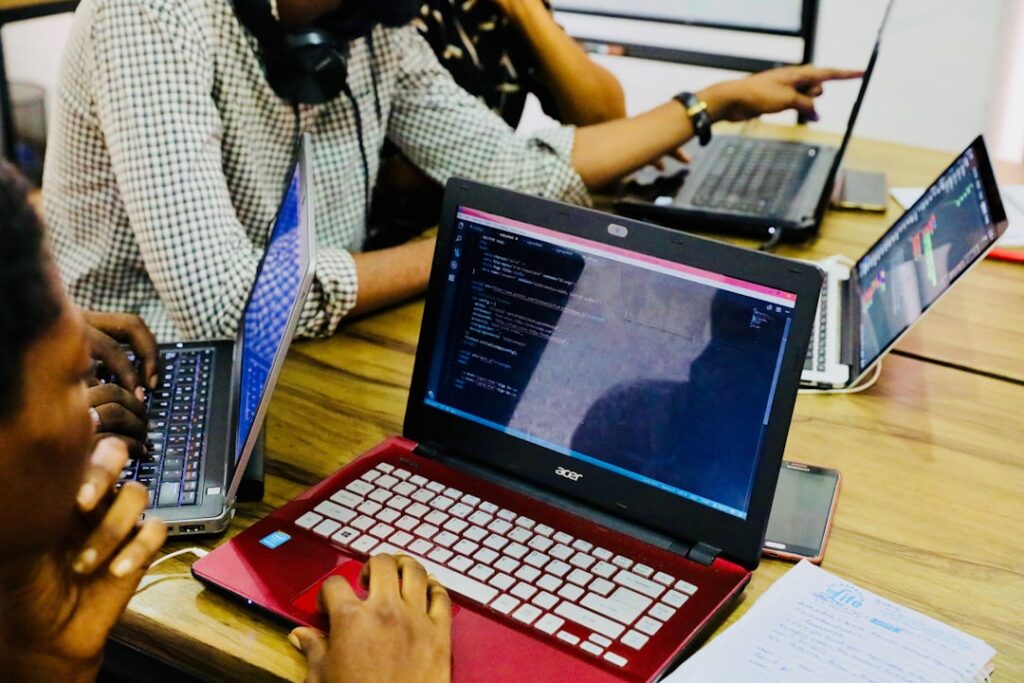 Pessoa Usando Preto E Vermelho Computador Portatil Acer Na Mesa YgOCJz9uGMk