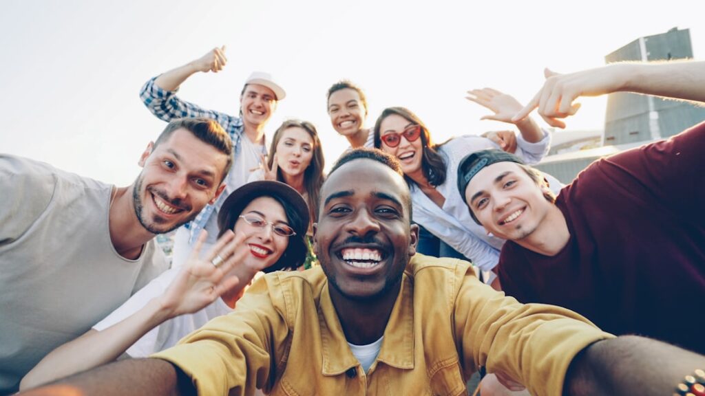 Um Grupo Diversificado De Amigos Felizes Tirando Uma Selfie FFbz6BIRCV0
