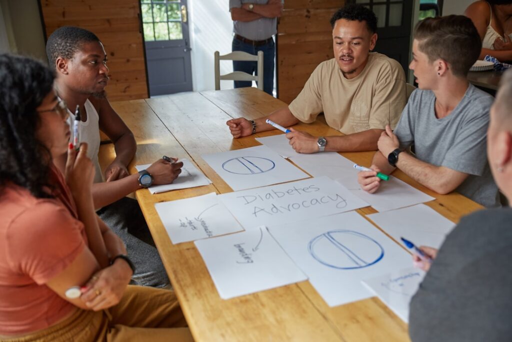 As Pessoas Colaboram Em Um Projeto Em Uma Mesa npQNtKDR21o
