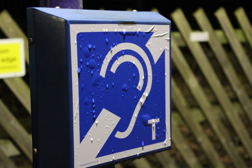 Placa Azul Com Um Simbolo De Orelha E Gotas De Agua KaiFsf9llt0